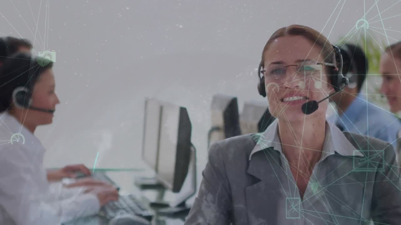 globo de iconos digitales girando contra las ejecutivas de atención al cliente caucásicas que trabajan en la oficina