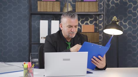 el planificador de negocios toma notas.