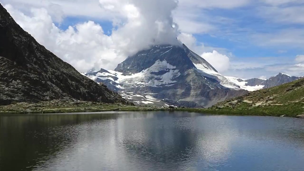 Sommer-timelapse af Matterhorn og Stellisee-søen nær Zermatt i de schweiziske Alper