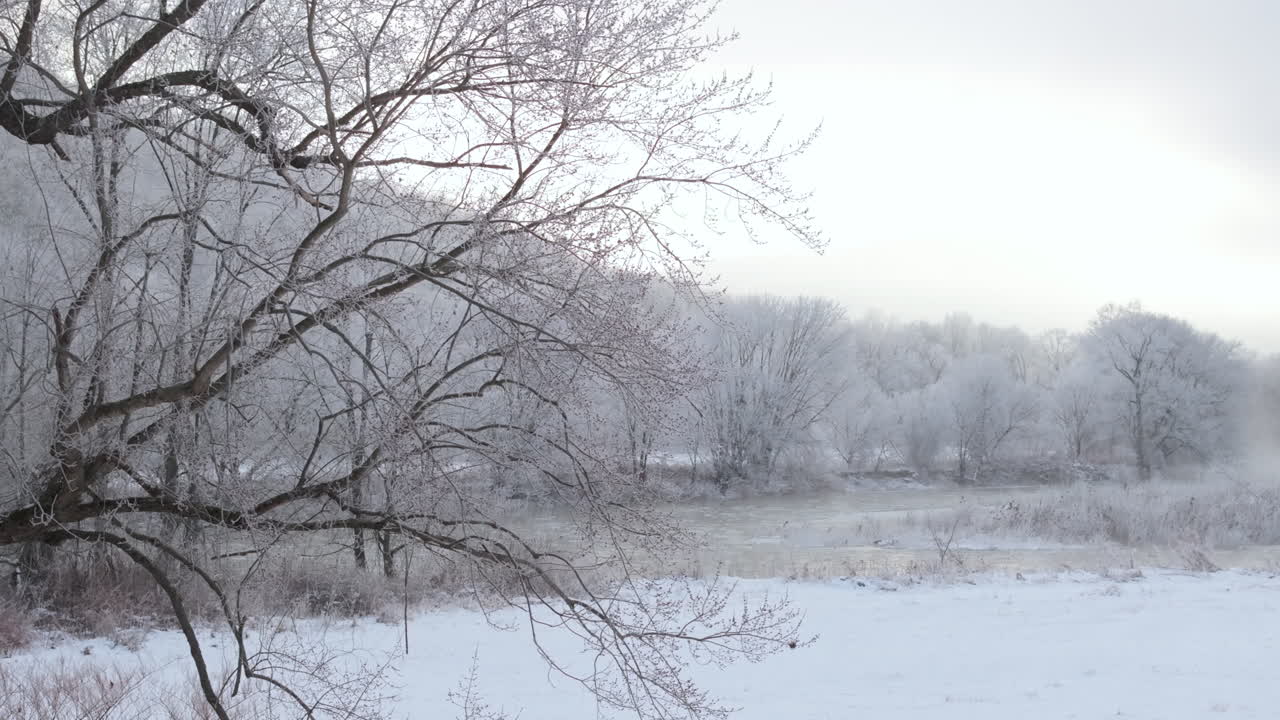 뉴욕 북부의 겨울 장면의 공중 풍경. 아침에 강을 따라 촬영.