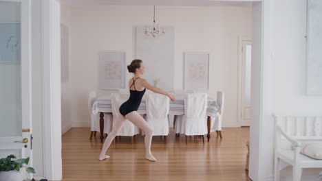 una bailarina adolescente bailando practicando movimientos de baile de ballet ensayando en casa 4k