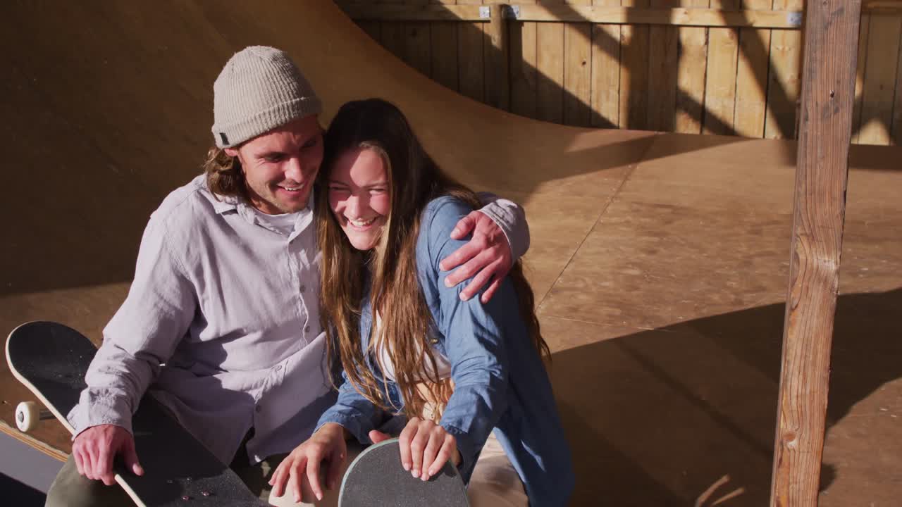 스케이트 파크에서 행복한 백인 여성과 남성 스케이트보더의 비디오