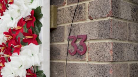 una vista detallada que muestra los vibrantes adornos florales para la decoración de la casa