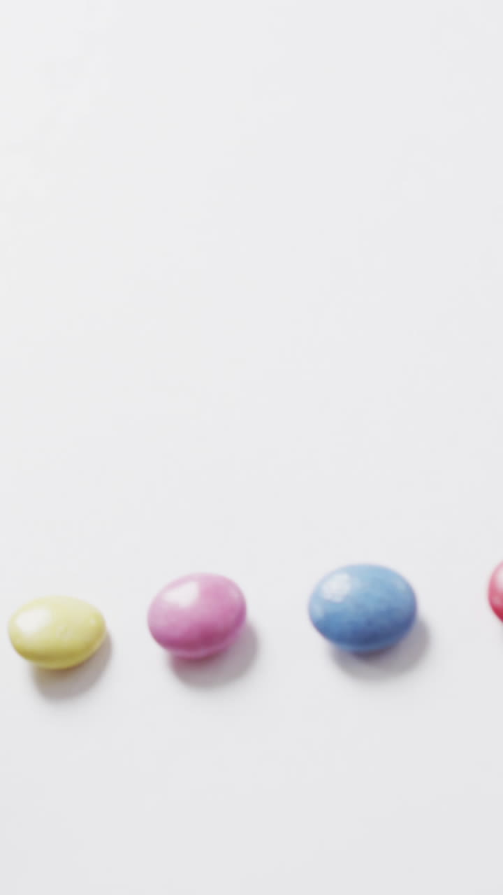 video de lentejas multicolores en un cuenco sobre un fondo blanco