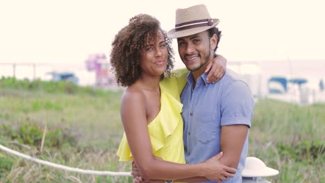 pareja alegre de pie juntos en la calle