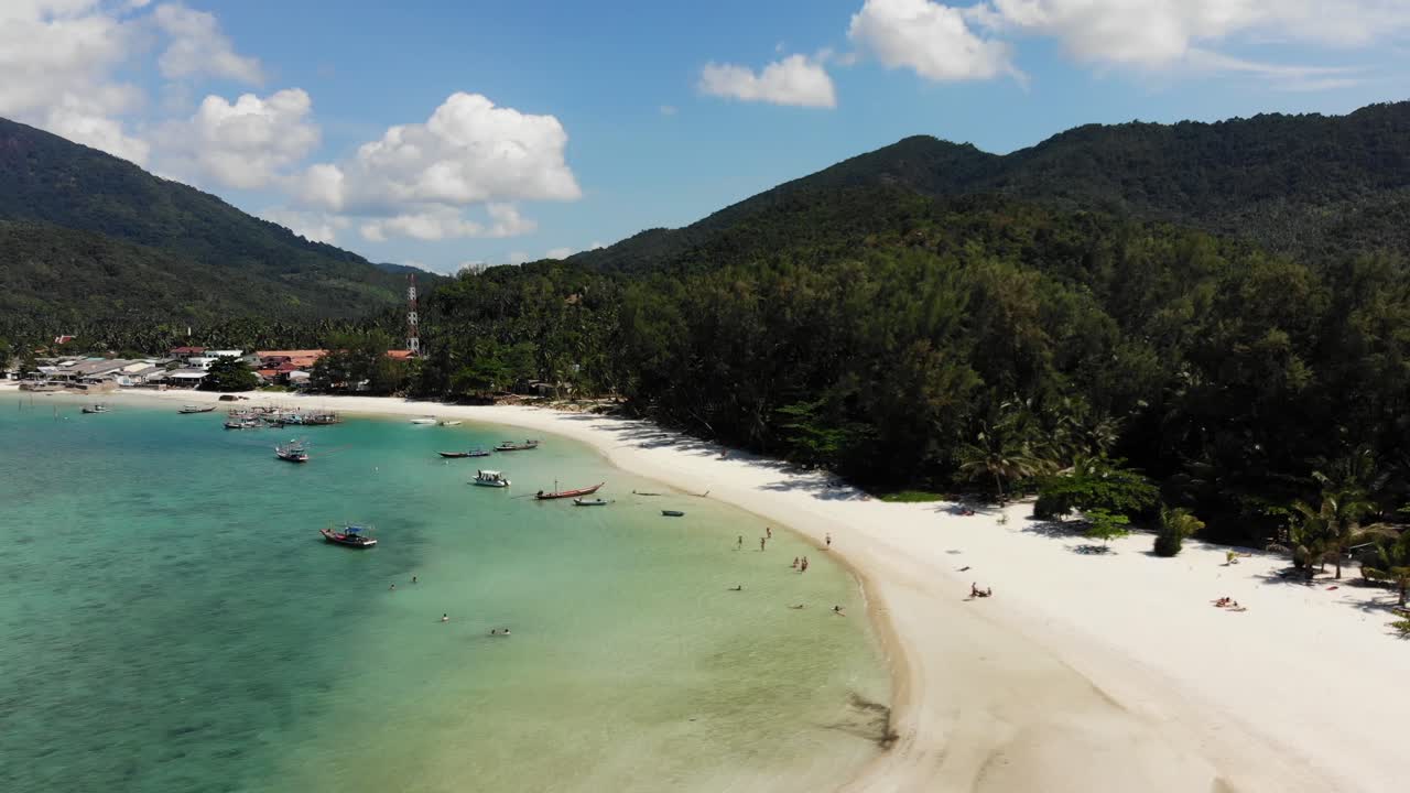 Volando sopra la spiaggia verso la foresta pluviale a Koh Phangan, Thailandia, nella baia di Ao Chaloklum con un drone