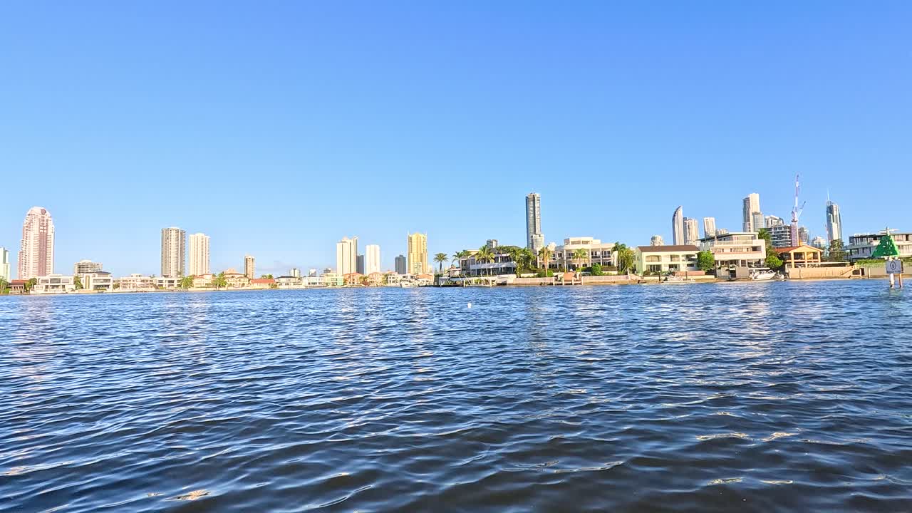 도시 스카이라인을 볼 수 있는 경치 좋은 강 항해