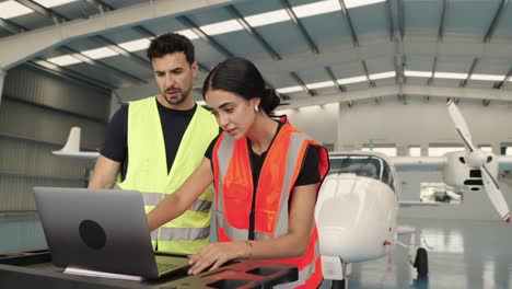 mantenimiento de aeronaves en el hangar