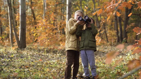 kinderen met verrekijker buiten