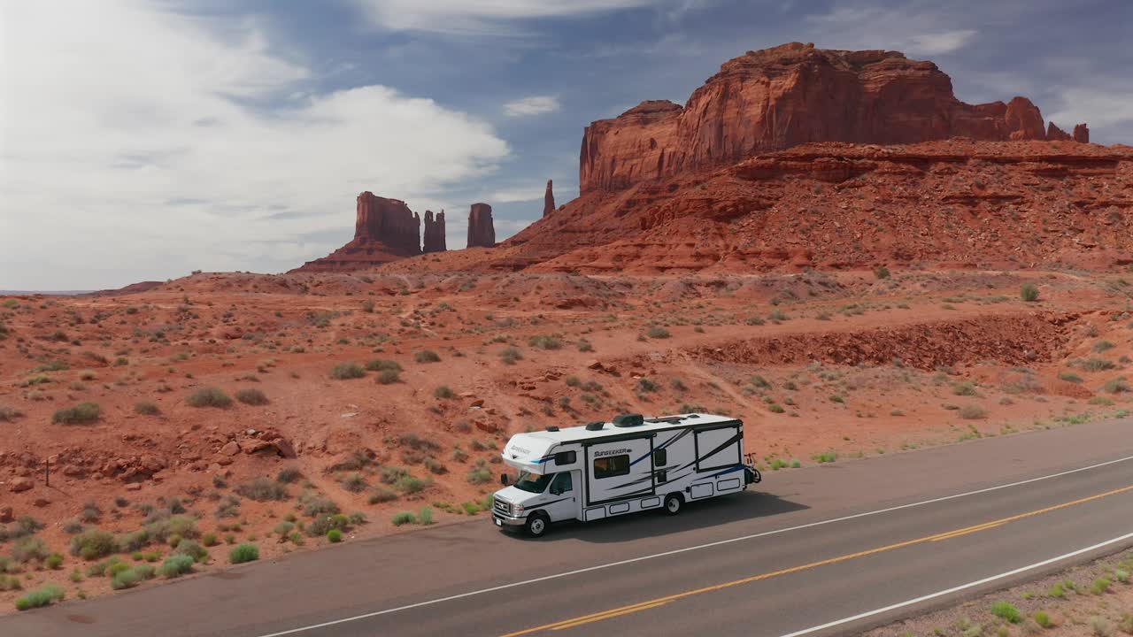 vista aérea de un rv detenido al lado de la carretera en monument valley, utah