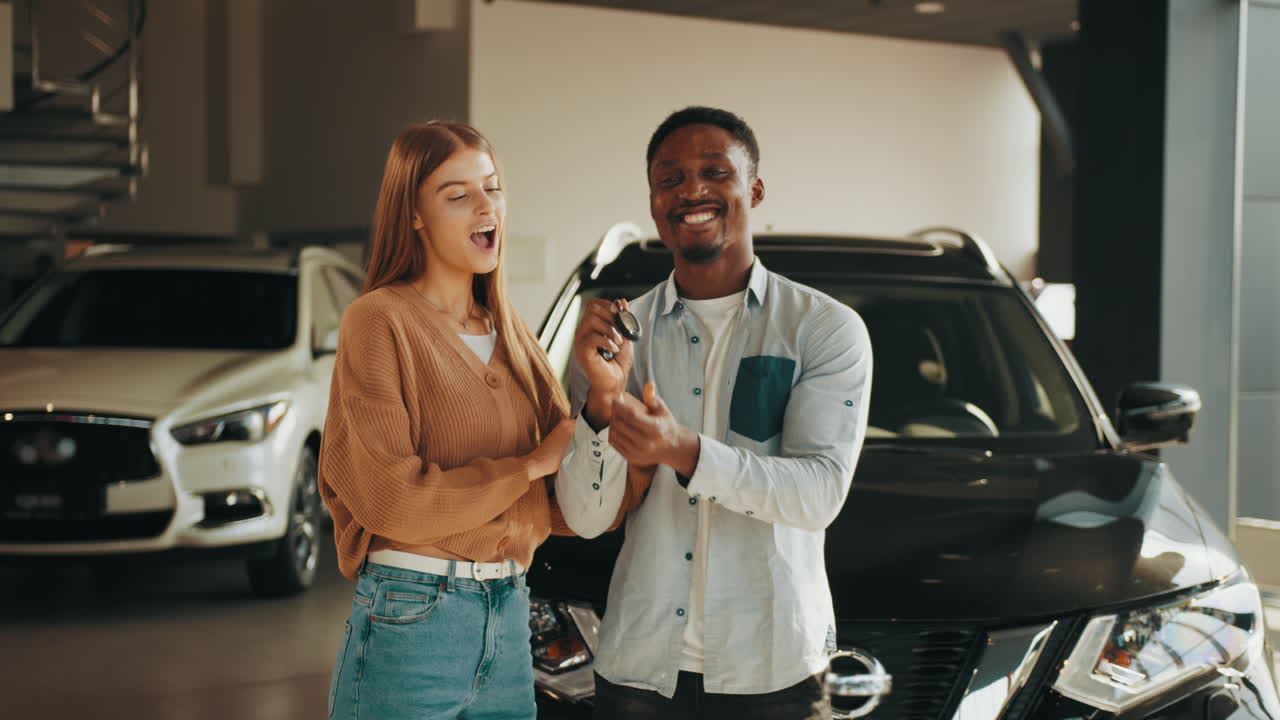 una pareja feliz celebrando la compra de un coche nuevo.