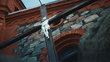 großes kathedralgebäude mit jesus christus am kreuz. alte architektur