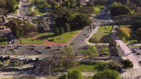 inclinación aérea hacia abajo sobre la avenida figueroa alcorta en buenos aires, argentina