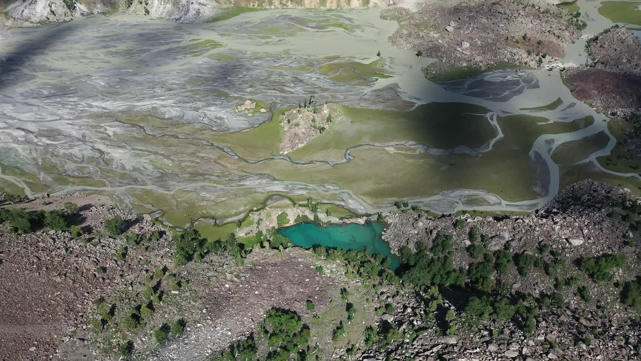 amplio drone filmado valle de la montaña en el valle de naltar en pakistán, inclinando lentamente hacia abajo toma aérea