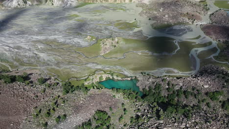 amplio drone filmado valle de la montaña en el valle de naltar en pakistán, inclinando lentamente hacia abajo toma aérea