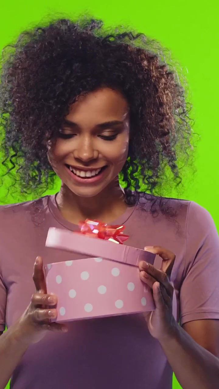 Donna afroamericana delusa che reagisce a un regalo inaspettato