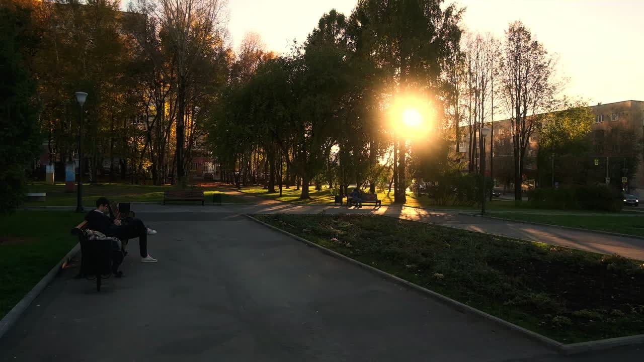 puesta de sol en el parque de la ciudad