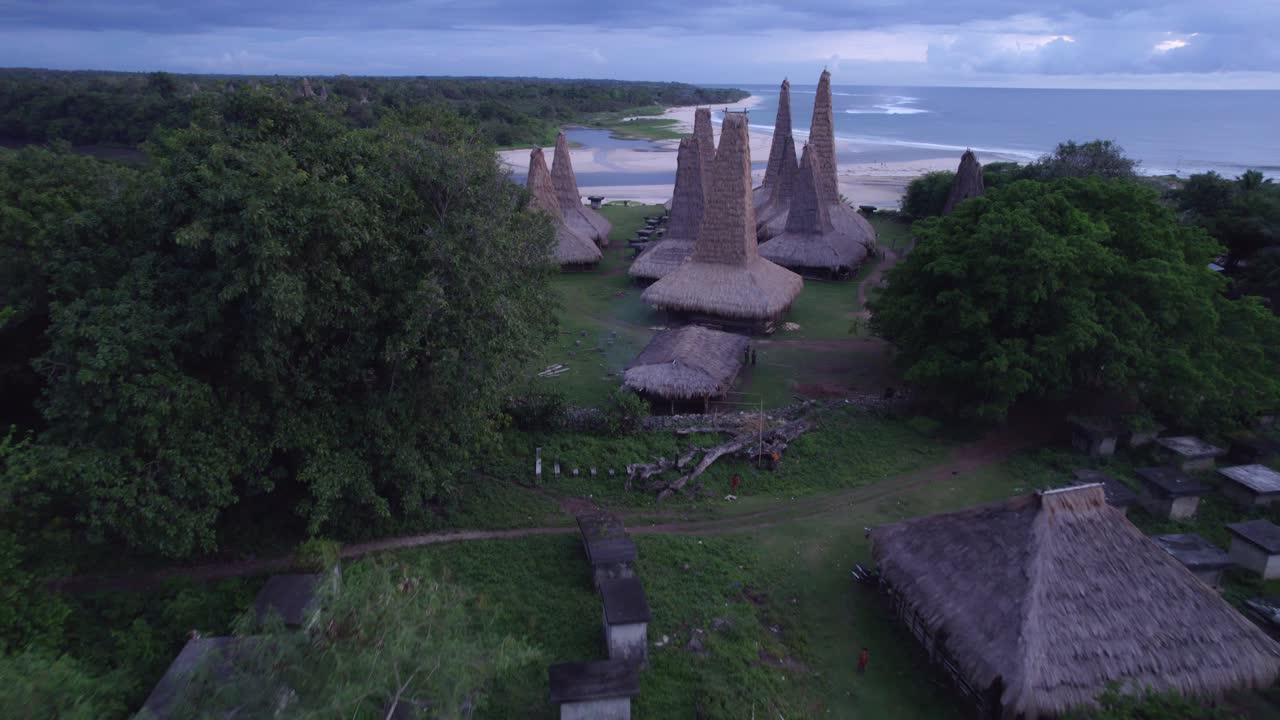 fotografía de un pueblo tradicional en la isla de sumba en un día nublado, desde el aire