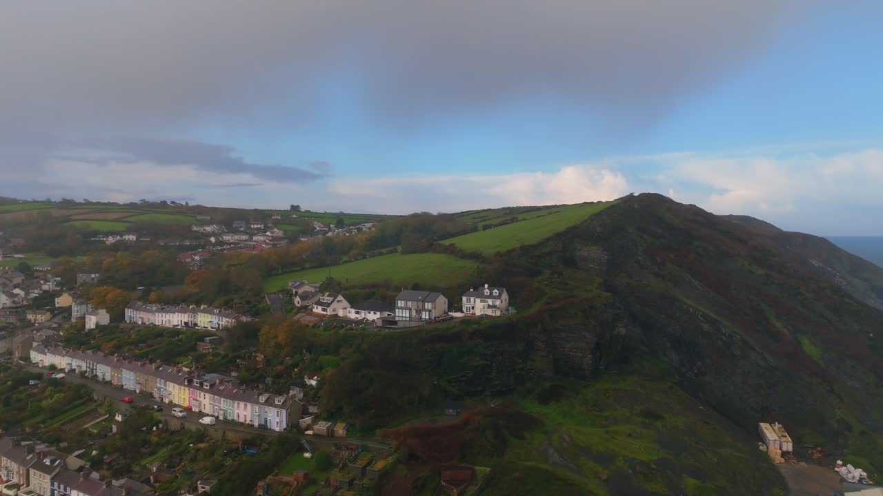 안개와 비가 내리는 하늘을 날아다니며 웨일즈의 언덕 마을을 향해