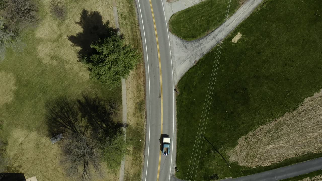 experimente la serenidad de un viaje panorámico mientras una camioneta serpentea por encantadoras carreteras suburbanas, capturando la esencia del ocio y los viajes