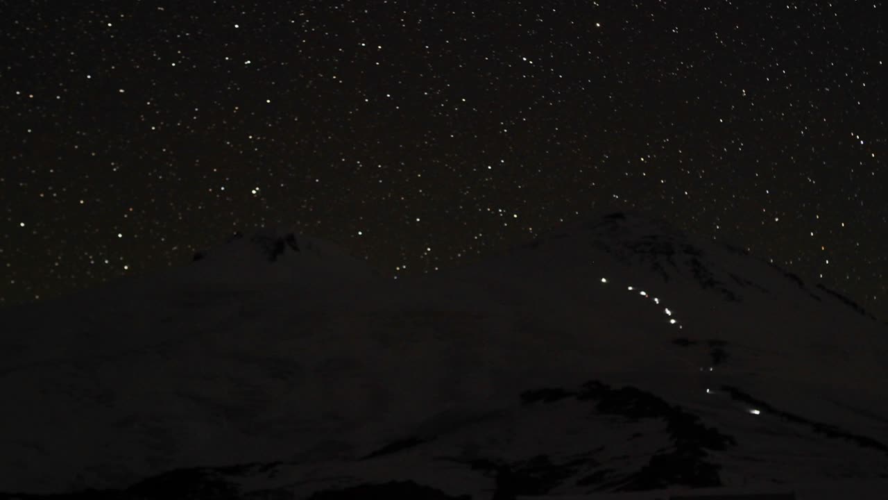 해가 뜨면 엘브루스 산을 오르는 등반가들