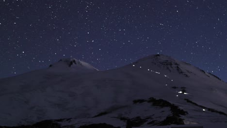 Climbers-making-there-way-up-Mount-Elbrus-as-sun-rises