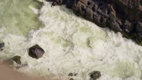 las cataratas de victoria, agua blanca, río que fluye desde arriba.