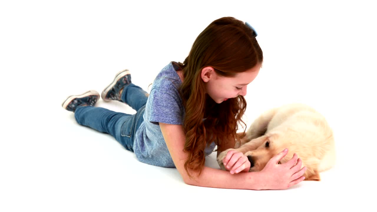 귀여운 강아지와 놀고 있는 미소 짓는 소녀