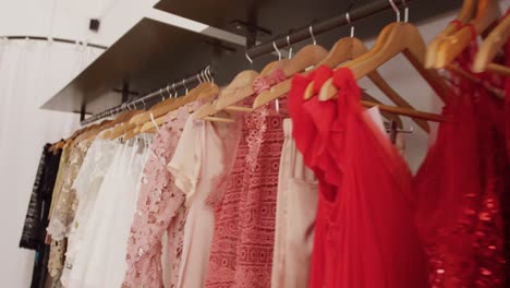 vestidos en una tienda de ropa