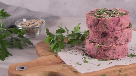 hamburguesa vegetal cruda con remolacha y frijoles blancos
