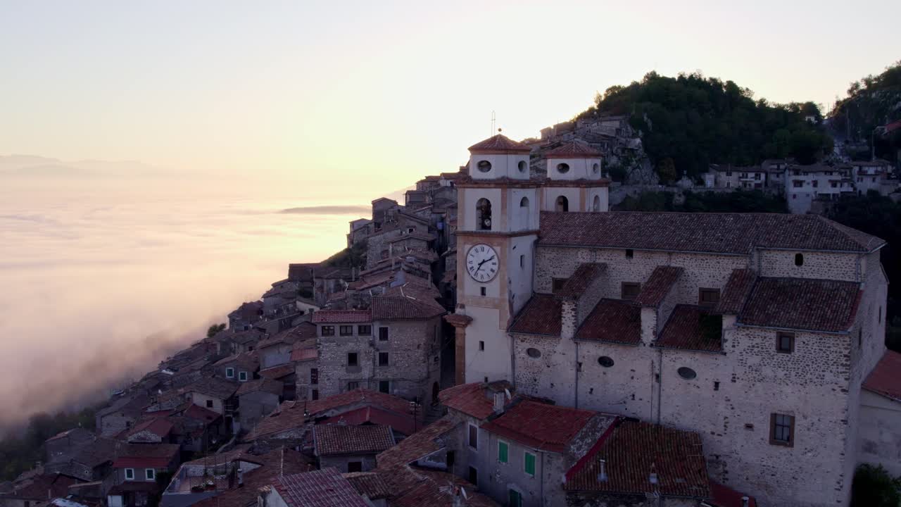 Chiesa di Santo Stefano sotto la luce di un'alba nebbiosa in una cittadina collinare