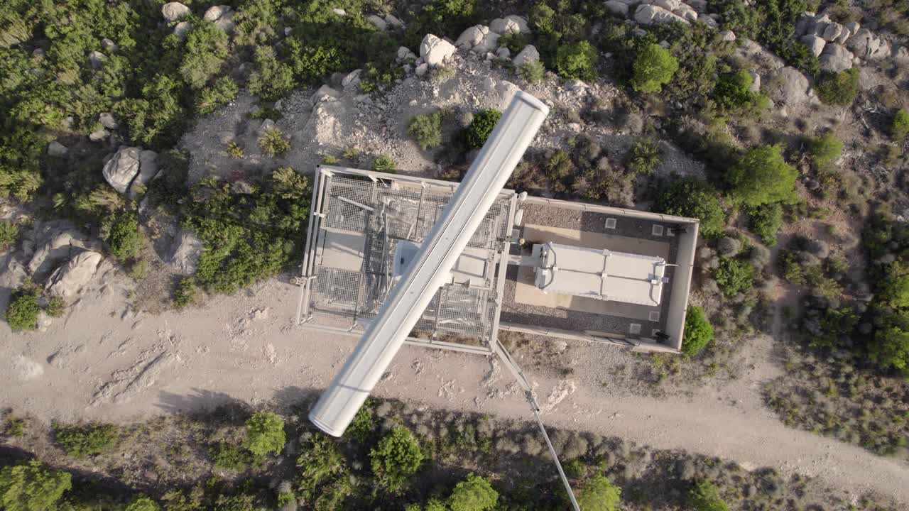 alto ángulo por encima de la vista de un radar marítimo giratorio en la cima de la colina que proyecta la actividad de los barcos marinos del mediterráneo azul