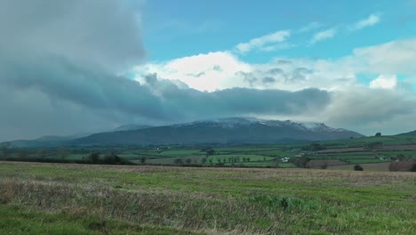 montañas de comeragh nubes de nieve de invierno por encima de las colinas en un día muy frío