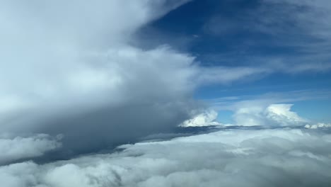 vista aérea desde una cabina de jet de un hermoso cielo con cumulus