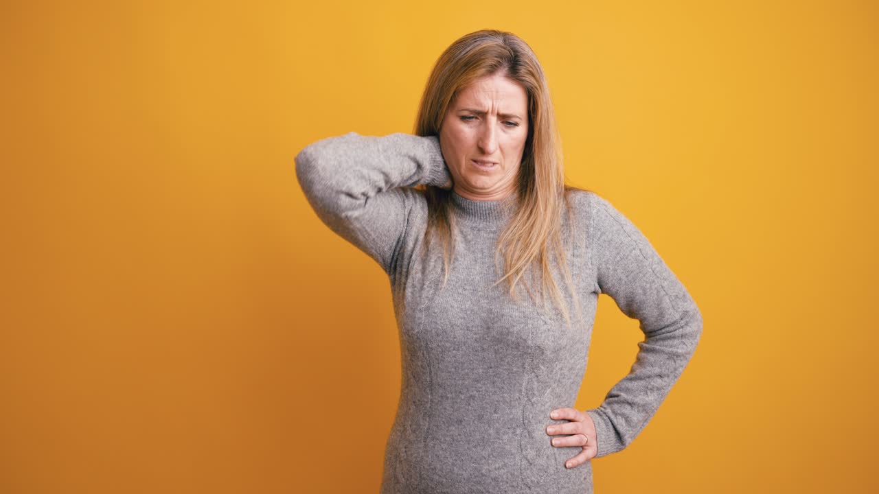 Donna che soffre di mal di testa e dolore al collo