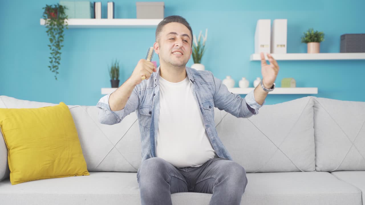 그 남자가 노래하고 있어.