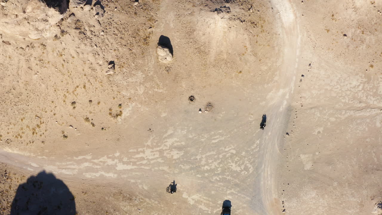 피너클 사막에서 하이킹을 하는 오토바이를 탄 한 무리의 사람들의 조감도