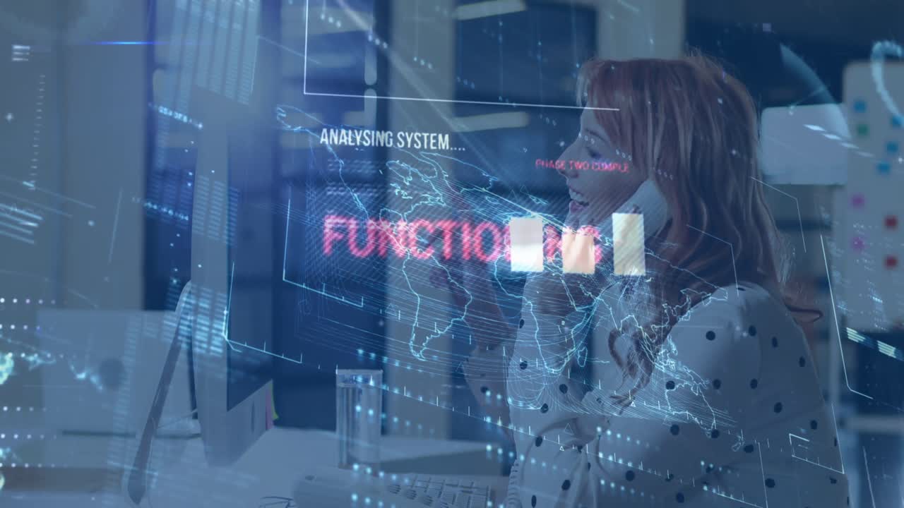 animación del procesamiento de datos sobre una mujer de negocios caucásica hablando por teléfono