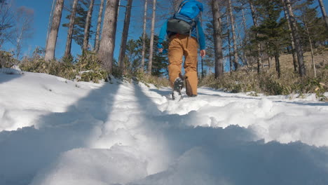 Un-Hombre-Escalando-Una-Montaña-De-Invierno-En-Japón