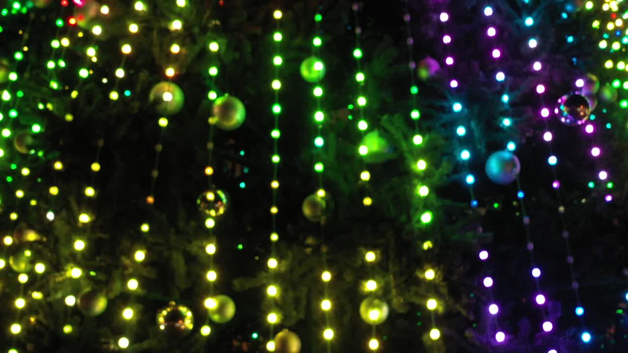 luces de colores parpadeantes en un árbol de navidad