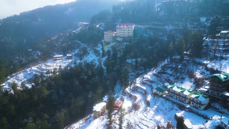 Vista-Aérea-Después-De-La-Nevada-En-Kufri-Shimla