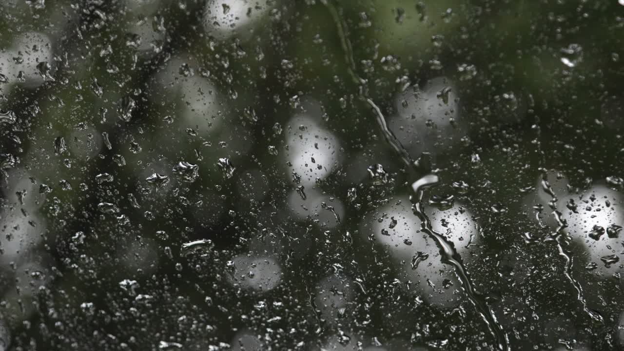 Regndråber på bilruden