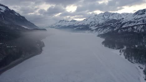 Gefrorener-Bergsee-Morgens-Von-Oben-Geschossen