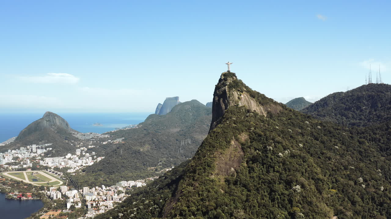 câmera voando morro do corcovado com a estátua do cristo redentor no rio de janeiro