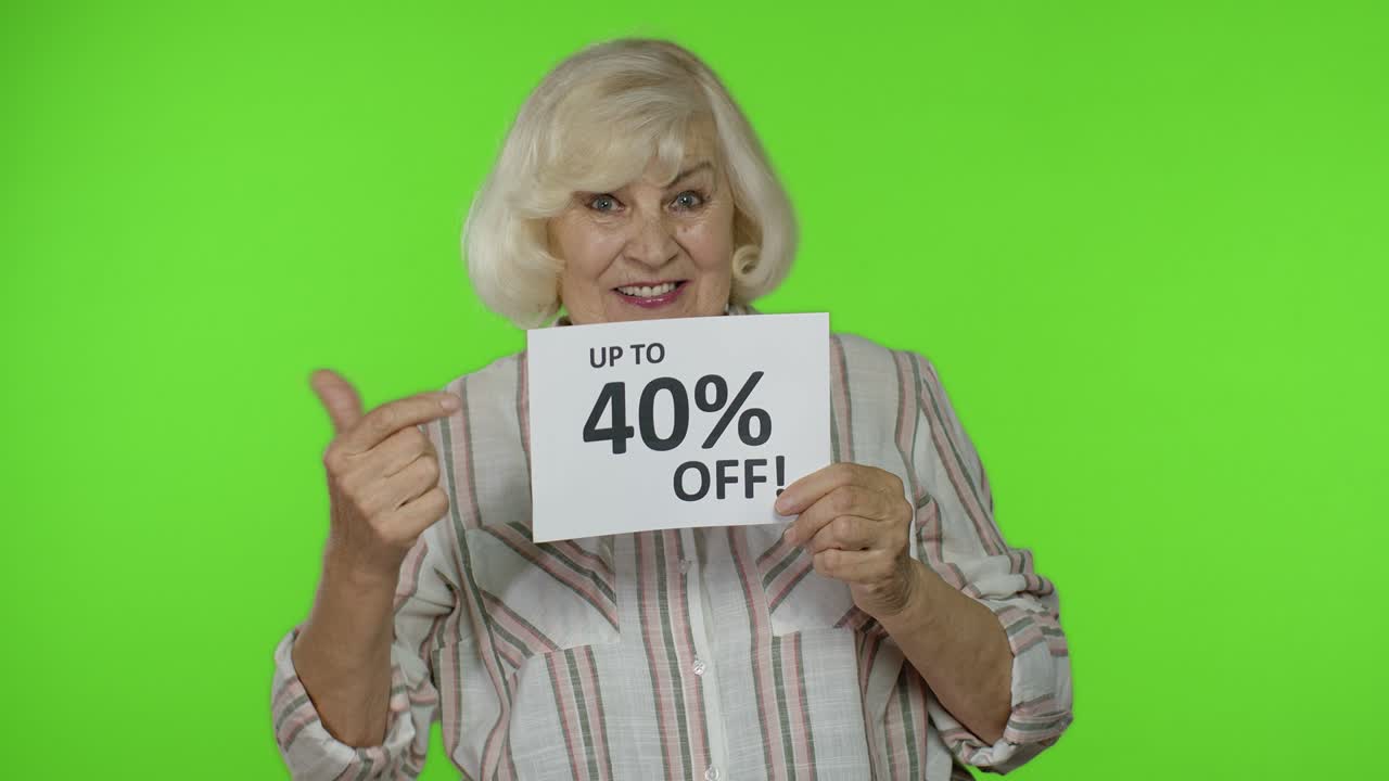 abuela mayor mostrando hasta un 40 por ciento de descuento en el letrero de inscripción, disfrutando de descuentos, precios bajos