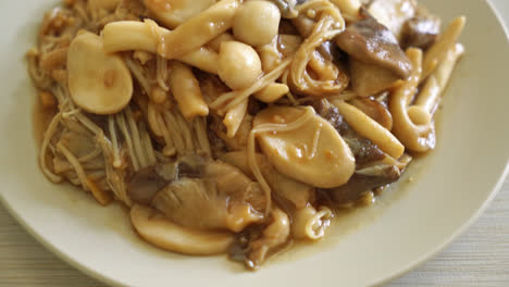 champiñones mixtos salteados con salsa de ostras - estilo de comida saludable