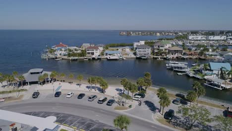 4K-Drohnenvideo-Von-Strandpark,-Yachthafen-Und-Häusern-Am-Wasser-In-Hudson-Beach-Am-Golf-Von-Mexiko-In-Florida