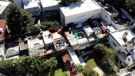 vista aérea de la azotea en la ciudad de montevideo uruguay con gente y amigos haciendo una barbacoa y jugando al fútbol en un día soleado