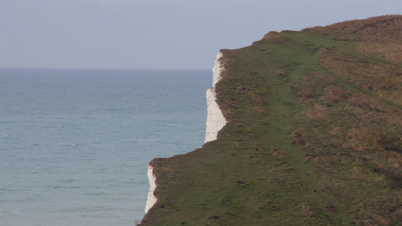 Inquadratura ampia del bordo delle bianche scogliere di Seaford Head, accanto alle scogliere di Seven Sisters.