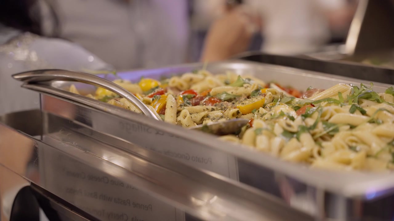 Göz alıcı bir etkinlikte servis edilen taze ve iştah açıcı bir makarna salatası tabağı